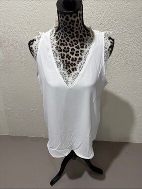Sleeveless White V-Neck Lace Trim Tank Top. DR
